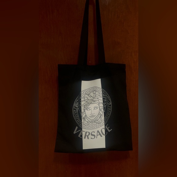 Don’t Tell A Vera Saki. Black canvas tote with a Medusa like logo thrift find - Picture 5 of 7